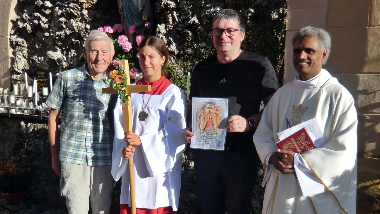 Zum 40.Mal beteiligte sich Johannes Preis an der Fußwallfahrt. Pater Joy und Pilgerführer Ludwig König dankten herzlich. Mit im Bild Leni Schmidt, jüngste Teilnehmerin, die stets den Ministrantendienst übernimmt.  (Bild: Franz Preis)