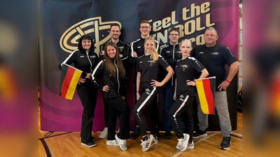 Sie waren bei der Weltmeisterschaft in Kroatien: die beiden Trainer Ilona Stubenvoll (links) und Bernd Peter (rechts) mit den Amberger Tänzer-Paaren (von links): Dominik Stubenvoll mit Tanja Klemens, Gabriel Junkes mit Jana Dotzler sowie Thomas Hottner mit Melina Steindl.  (Bild: Michael Dotzler)