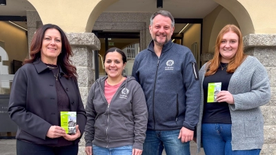 Lichtblicke-Schirmherrin Claudia Grillmeier (links) und Lena Schedl (rechts) freuen sich über die Spende des FGV Waldershof mit Kristin Hochmuth und Peter Hochmuth (Mitte). (Bild: Dominik Göhl)
