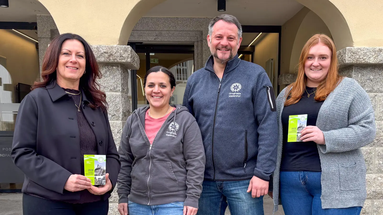 Lichtblicke-Schirmherrin Claudia Grillmeier (links) und Lena Schedl (rechts) freuen sich über die Spende des FGV Waldershof mit Kristin Hochmuth und Peter Hochmuth (Mitte). (Bild: Dominik Göhl)