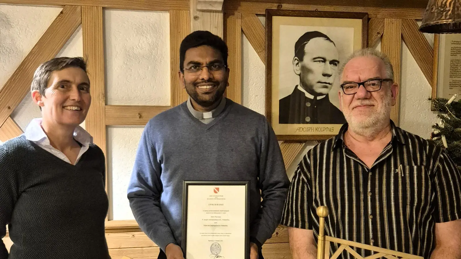 Im Bild (v. l. n. r.): 2. Vorsitzende Barbara Kaßeckert, Präses Pater Joseph mit der Ernennungsurkunde und 1. Vorsitzender Reiner Gärtner. (Bild: Adrian Käß)
