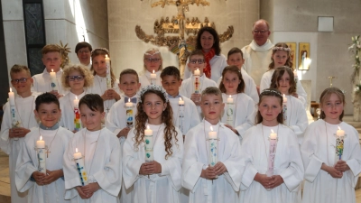 18 Kommunionkinder mit Gemeindereferentin Elisabeth Harlander, Katechistin Daniela Settele und Pfarrer Wolfgang Bauer. v.l.n.r. (Bild: Gerhard Donhauser)