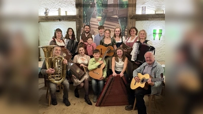Die Zitherclubmusikanten unter der Leitung von Dirigentin Veronika Hille (vorne zweite von rechts).<br><br> (Bild: Klaudia Staufer)