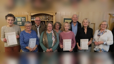 Lob, Dank und Anerkennung waren es, die Vorsitzende Rita Rosner und Edith Lederer mit Albert Nickl und Rosa Prell mit Ehrenurkunde und Ehrennadel ehrten. (Bild: Fred Lehner)