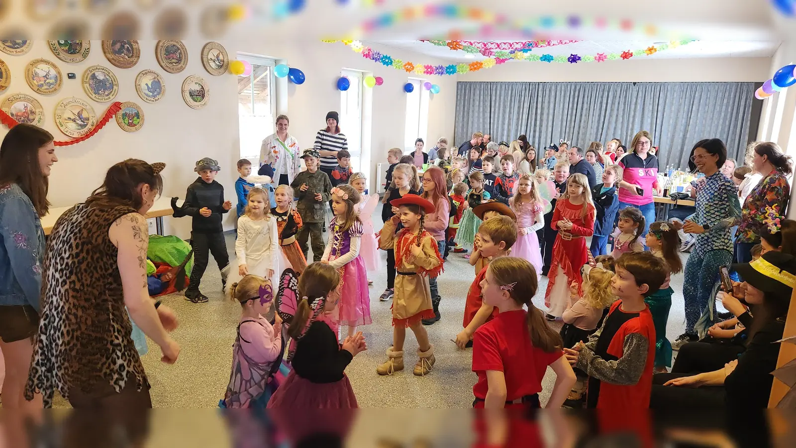 Großes Vergnügen bereitete der fröhliche Trippacher Kinderfasching dank der Animation von Daniela Siller, Marina Reil und Lena Pöllath Kindern als auch Erwachsenen. (Bild: Daniela Siller)