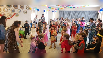 Großes Vergnügen bereitete der fröhliche Trippacher Kinderfasching dank der Animation von Daniela Siller, Marina Reil und Lena Pöllath Kindern als auch Erwachsenen. (Bild: Daniela Siller)