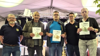 Hermann Meier (1. v. li.) und 1.Vorsitzender Marcel Schmid (4. v. li.) überreichten den drei Siegern Heinrich Mates, Thomas Fischer sowie Ronny Trescher die Geldpreise und bedankten sich bei allen Teilnehmern für ihr Kommen und einen gelungenen Kartler-Abend. (Bild: Michael Wiesnet)