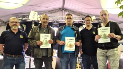Hermann Meier (1. v. li.) und 1.Vorsitzender Marcel Schmid (4. v. li.) überreichten den drei Siegern Heinrich Mates, Thomas Fischer sowie Ronny Trescher die Geldpreise und bedankten sich bei allen Teilnehmern für ihr Kommen und einen gelungenen Kartler-Abend. (Bild: Michael Wiesnet)