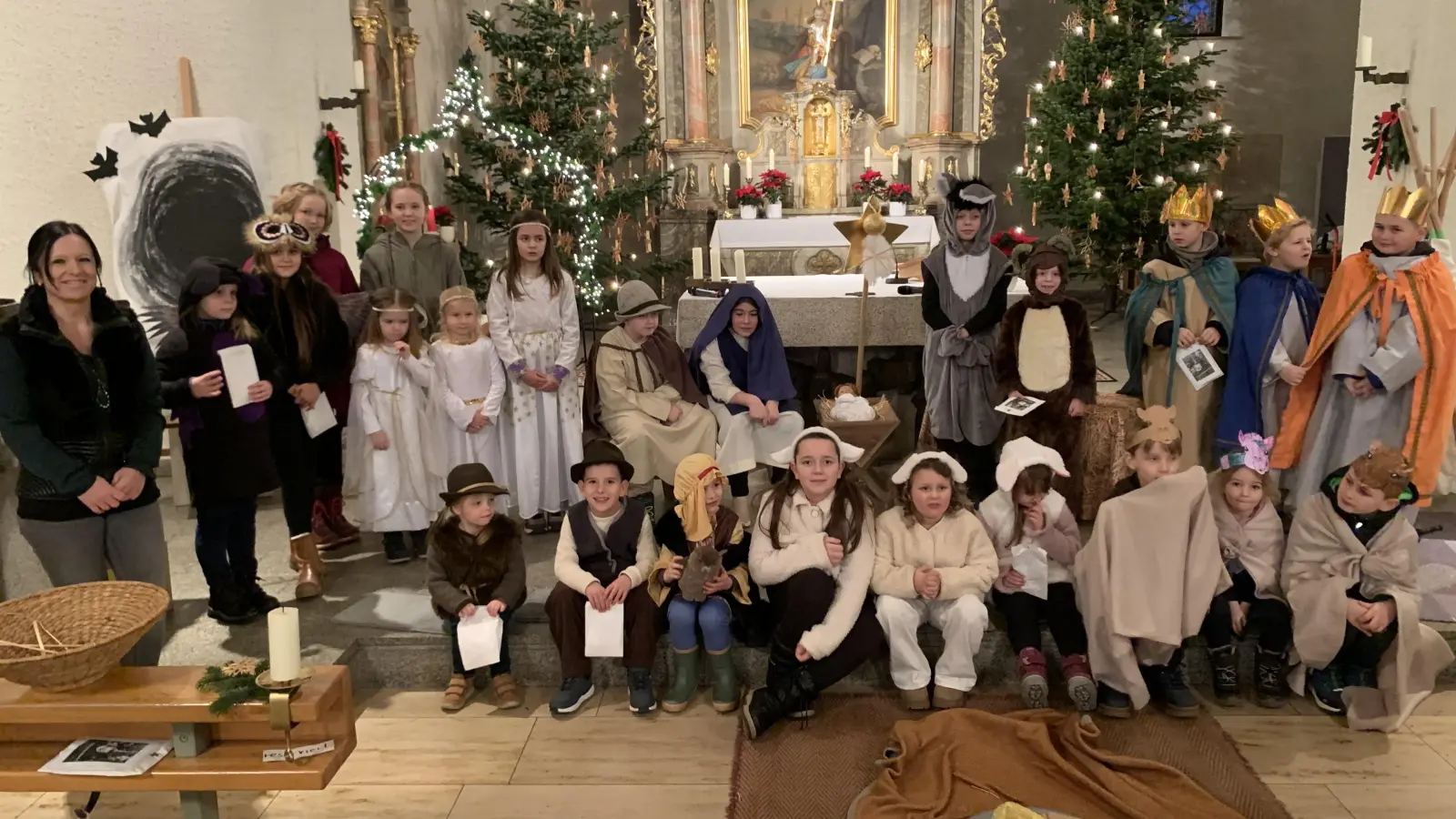 alles Darsteller des Kinderkrippenspiels, in Kostüme auch die Tiere, links Melanie Kiener (Bild: Joachim Kellner)