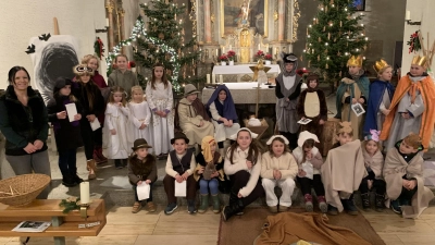 alles Darsteller des Kinderkrippenspiels, in Kostüme auch die Tiere, links Melanie Kiener (Bild: Joachim Kellner)