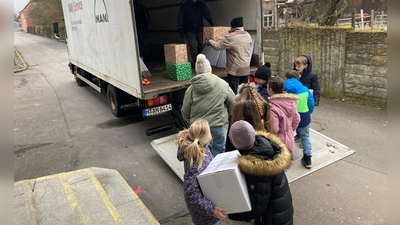 Viertklässler beim Beladen des Lkws. (Bild: DianaTroidl)