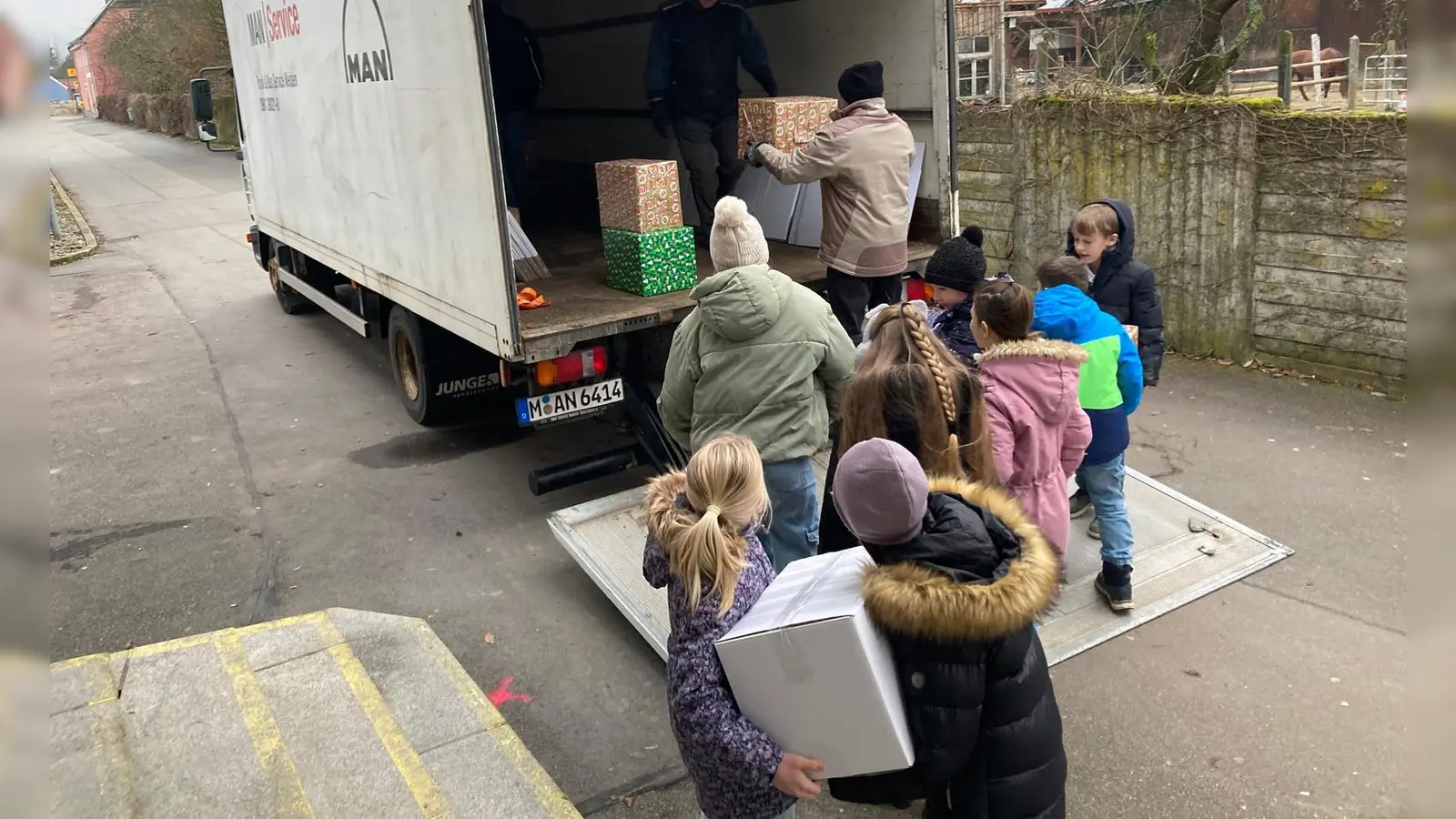 Viertklässler beim Beladen des Lkws. (Bild: DianaTroidl)