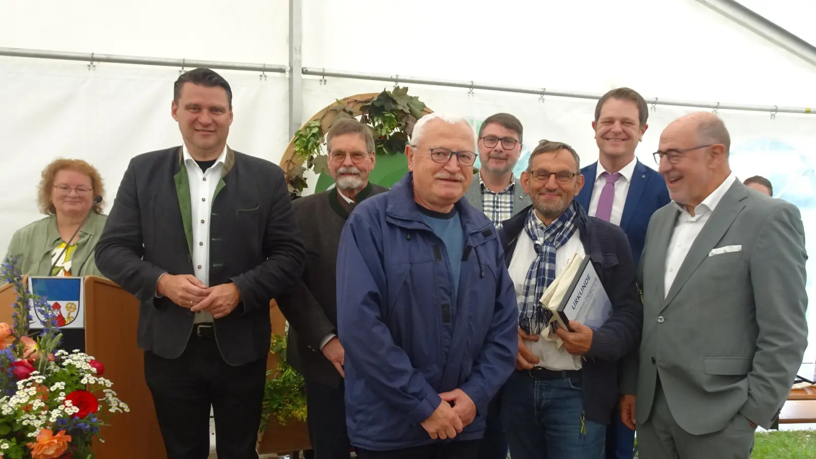 Josef Moosburger und Erhard Ströhl inmitten der Prominenz aus Politik und Verantwortlichen im Gartenbau auf Bezirks- und Landesebene.  (Bild: Marianne Moosburger)