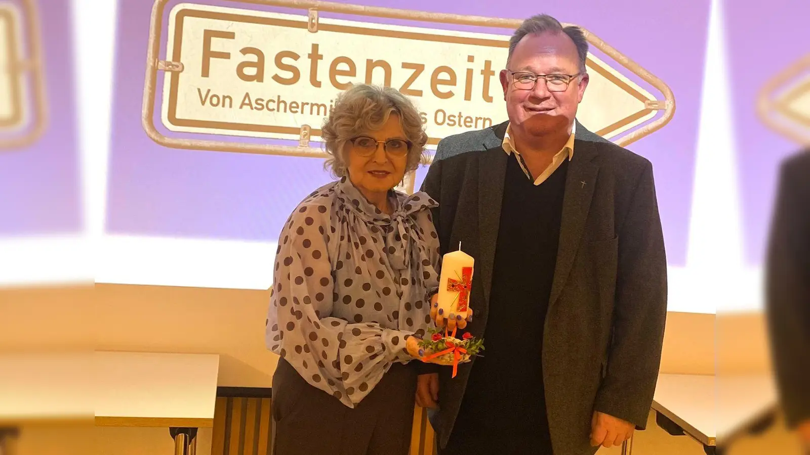 Hildegard Gallitzendörfer, Vorsitzende des KDFB Hahnbach bedankt sich bei Pfarrer Michael Birner mit einer selbstgestalteten Osterkerze für den Vortrag mit den wertvollen Impulsen zur Fastenzeit. (Bild: Margarete Hirsch)