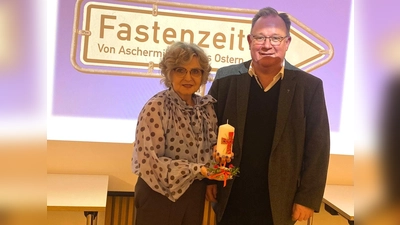 Hildegard Gallitzendörfer, Vorsitzende des KDFB Hahnbach bedankt sich bei Pfarrer Michael Birner mit einer selbstgestalteten Osterkerze für den Vortrag mit den wertvollen Impulsen zur Fastenzeit. (Bild: Margarete Hirsch)