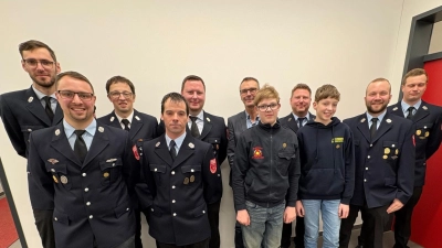 Die Geehrten und Ernannten zusammen mit Kreisbrandmeister Norbert Sperber und Bürgermeister Peter Achatzi. (Bild: Hannah Berendes)