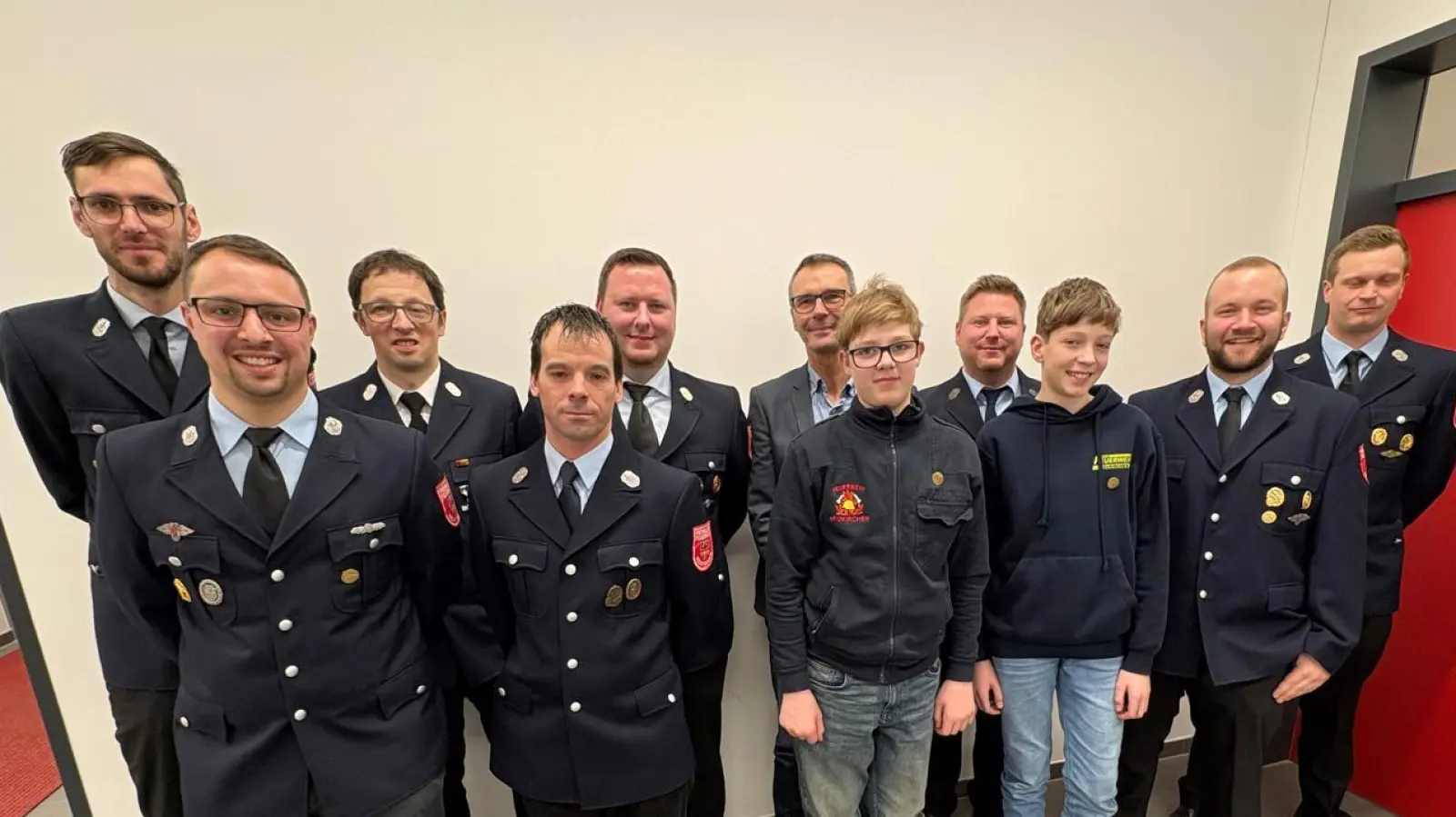 Die Geehrten und Ernannten zusammen mit Kreisbrandmeister Norbert Sperber und Bürgermeister Peter Achatzi. (Bild: Hannah Berendes)