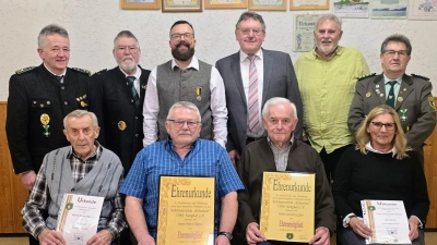 Bild Ehrungen: Geehrte und langjährige Mitglieder mit Ehrengästen bei der Jahresabschlussfeier des Schützenverein Eichenlaub Sorghof. Hinten von links: Schützenmeister Tell Vilseck Fritz Seegerer, Gauehrenschützenmeister Wolfgang Moll, Michael Nutz, Bürgermeister Hans-Martin Schertl, Wilhelm Zinnbauer, Schützenmeister Eichenlaub Sorghof Alfred Forster. Vorne von links: Franz Bauer, Peter Platzer, Johann Luber und Elisabeth Meier.  (Bild: Wilhelm Ertl)