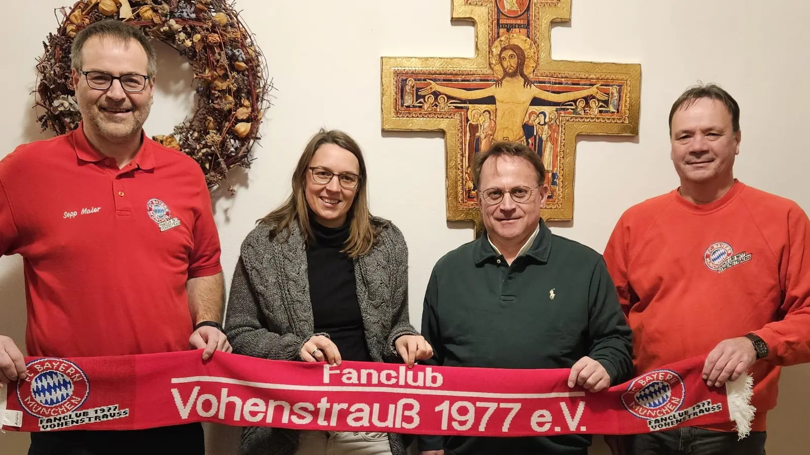 Einen freudigen Anlass gab es im kath. Pfarrhof als die Vertreter des FC-Bayern-Fanclubs eintrafen und jeweils € 250,00 für die Renovierung der Gotteshäuser beider Konfessionen überreichten. 	<br>Von links nach rechts: FCB-Fanclub-Vorsitzender Josef Maier, Stadtpfarrerin Carmen Riebl, Dekan Alexander Hösl, 2. Fanclub-Vorsitzender Michael Walbrunn. (Bild: Helmut Sturm)