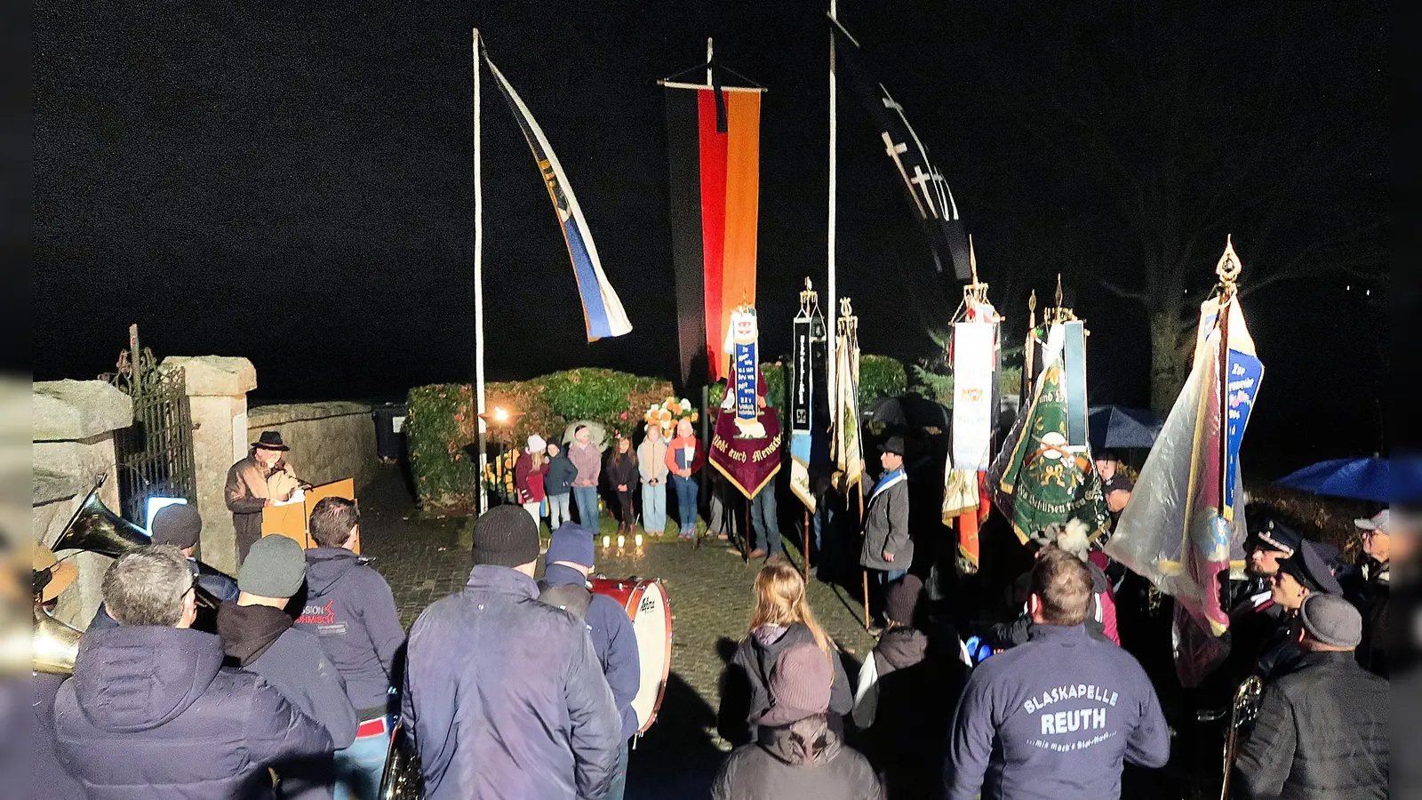 Seit 2017 findet der Volkstrauertag in der Gemeinde Friedenfels am Gedenkstein beim Friedhofseingang statt. Bürgermeister Oskar Schuster (links) danke am Ende der Veranstaltung für die zahlreiche Beteiligung. (Bild: Bernhard Schultes)