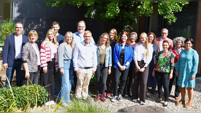 Schulleiter und Seminarvorstand Alexander Wildgans (vierter von rechts) und das Seminarlehrerteam (von links: Tobias Wagner (Seminarlehrer für Geschichte, stellvertretender Seminarvorstand), Veronica Ellerbeck (Englisch), Johannes Bäumel (Deutsch), Astrid Bauer (Pädagogik), Birgit Stiegler (Grundfragen der staatsbürgerlichen Bildung), Susanne Reber-Schmid (Spanisch), Manuela Beck (Psychologie), Daniela Müller-Baltzer (Französisch) begrüßten die neun neuen Kolleginnen und Kollegen (von links) Jana Hackl, Maria Dahedl, Maximilian Dorsch, Maximilian Lešl, Julia Bendzinski, Justine Zenk, Leonie Zengel und Constanze Hartwig. (Bild: Kathrin Hennig)