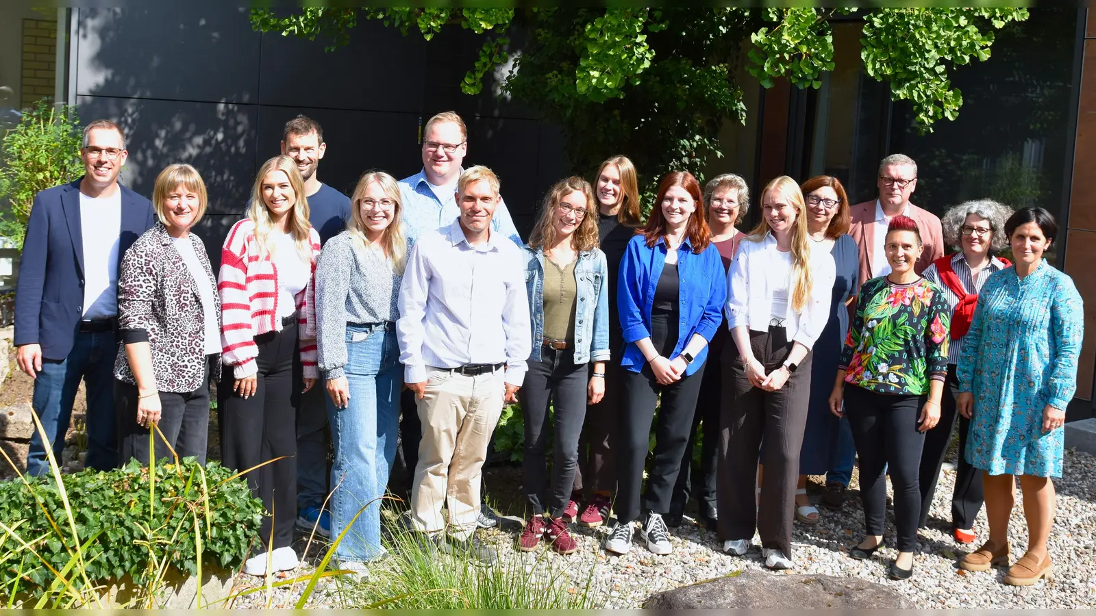 Schulleiter und Seminarvorstand Alexander Wildgans (vierter von rechts) und das Seminarlehrerteam (von links: Tobias Wagner (Seminarlehrer für Geschichte, stellvertretender Seminarvorstand), Veronica Ellerbeck (Englisch), Johannes Bäumel (Deutsch), Astrid Bauer (Pädagogik), Birgit Stiegler (Grundfragen der staatsbürgerlichen Bildung), Susanne Reber-Schmid (Spanisch), Manuela Beck (Psychologie), Daniela Müller-Baltzer (Französisch) begrüßten die neun neuen Kolleginnen und Kollegen (von links) Jana Hackl, Maria Dahedl, Maximilian Dorsch, Maximilian Lešl, Julia Bendzinski, Justine Zenk, Leonie Zengel und Constanze Hartwig. (Bild: Kathrin Hennig)