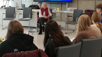 Frau Elke Burger und Frau Ute Böhm (Foto) vom ambulanten Palliativ- und Hospizdienst der Caritas Tirschenreuth informierten die 10. Klassen eindrucksvoll über ihre ehrenamtliche Arbeit in der Sterbebegleitung. (Bild: Gertraud Burkhardt)