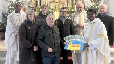 auf dem Bild sind die Mitglieder des Arbeitskreises Mission mit Koordinator Stefan Roth, der die Spende an Pater Arul überreicht, Pfarrer Julius Johnrose links, Diakon Harald und Robert Bauer rechts zu sehen. (Bild: Alexander Hörl)