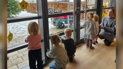 Johanniter-Kinderkrippe „Waldnaabzwerge“ gestaltet Adventssterne und verbreitet damit vorweihnachtliche Freude in Falkenberg. (Bild: Tanja Ruckdäschel)