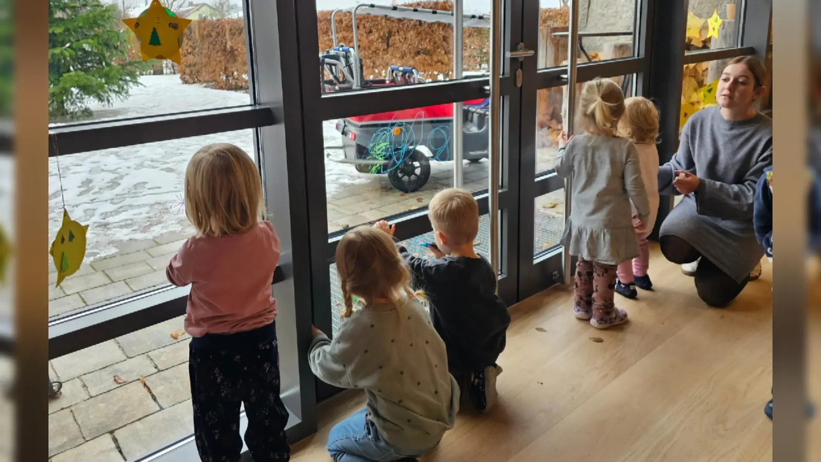 Johanniter-Kinderkrippe „Waldnaabzwerge“ gestaltet Adventssterne und verbreitet damit vorweihnachtliche Freude in Falkenberg. (Bild: Tanja Ruckdäschel)