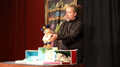 Der gestiefelte Kater im Schuhladen von Künstler Michael Gleich. (Bild: Teresa Konrad)