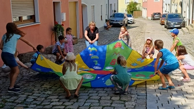 Den krönenden Abschluss des Spielenachmittags bildete ein Bewegungsspiel mit einem Schwungtuch.  (Bild: Jonas Dittrich)