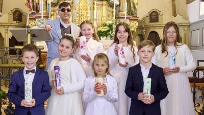 Kommunionkinder Elias Neubig, Leni Schindler, Fiona Montag, Paula Lindner, Sophia Hassler, Silas Trenz und Lea Preininger mit Pater Ivan Hamburg. (Bild: Nicole Schusser-Schindler)