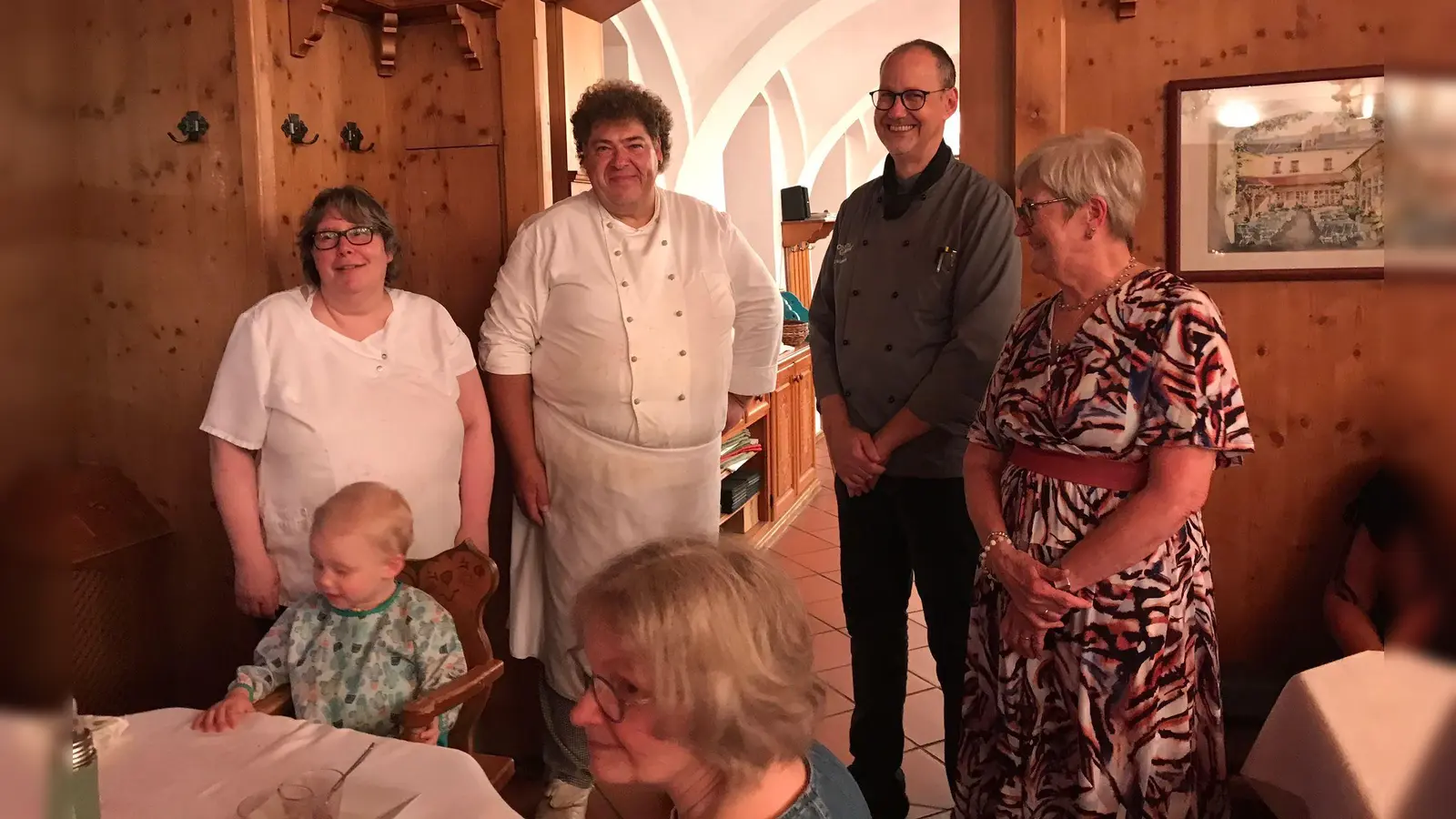Evi Urbanek mit Team und Gudrun Sirtl, Sprecherin der Steuerungsgruppe.<br> (Bild: Paula Pöllinger)