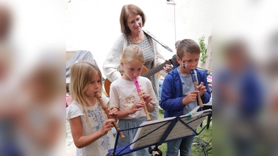 Verschiedene Gruppierungen der Klangkünstler gestalteten am Nachmittag das Programm; auf dem Bild die Flötengruppe, mit (Von links) Julia Hollweck (Götzendorf), Elli Zauner (Illschwang) ud Lukas Hiltl (Aichazandt), sowie die Leiterin Agnes Guggenberger mit der Gitarre. (Bild: Norbert Weis)