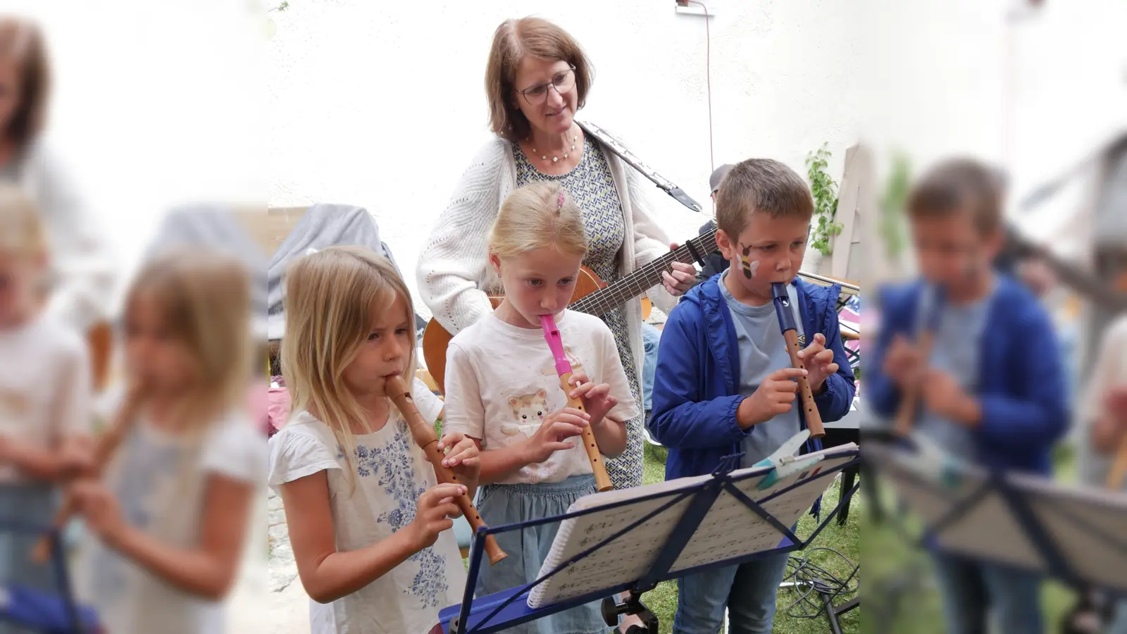 Verschiedene Gruppierungen der Klangkünstler gestalteten am Nachmittag das Programm; auf dem Bild die Flötengruppe, mit (Von links) Julia Hollweck (Götzendorf), Elli Zauner (Illschwang) ud Lukas Hiltl (Aichazandt), sowie die Leiterin Agnes Guggenberger mit der Gitarre. (Bild: Norbert Weis)