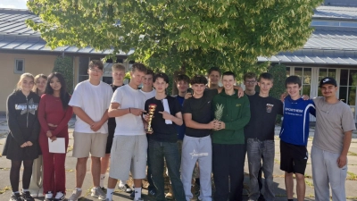 Die Klasse M9a der Mittelschule Pfreimd freut sich über ihren Sieg bei der Sportwoche. (Bild: Severin Schambeck)