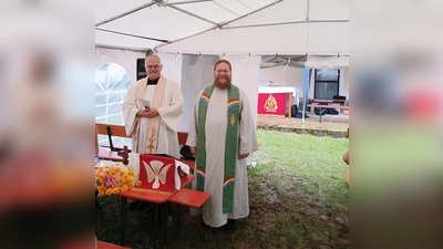 Der Gottesdienst wurde kurzfristig in das Festzelt verlegt. Pfarrer Roland Klein (links), Diakon Bernd Deyerl (rechts). (Bild: Manfred Lindner)