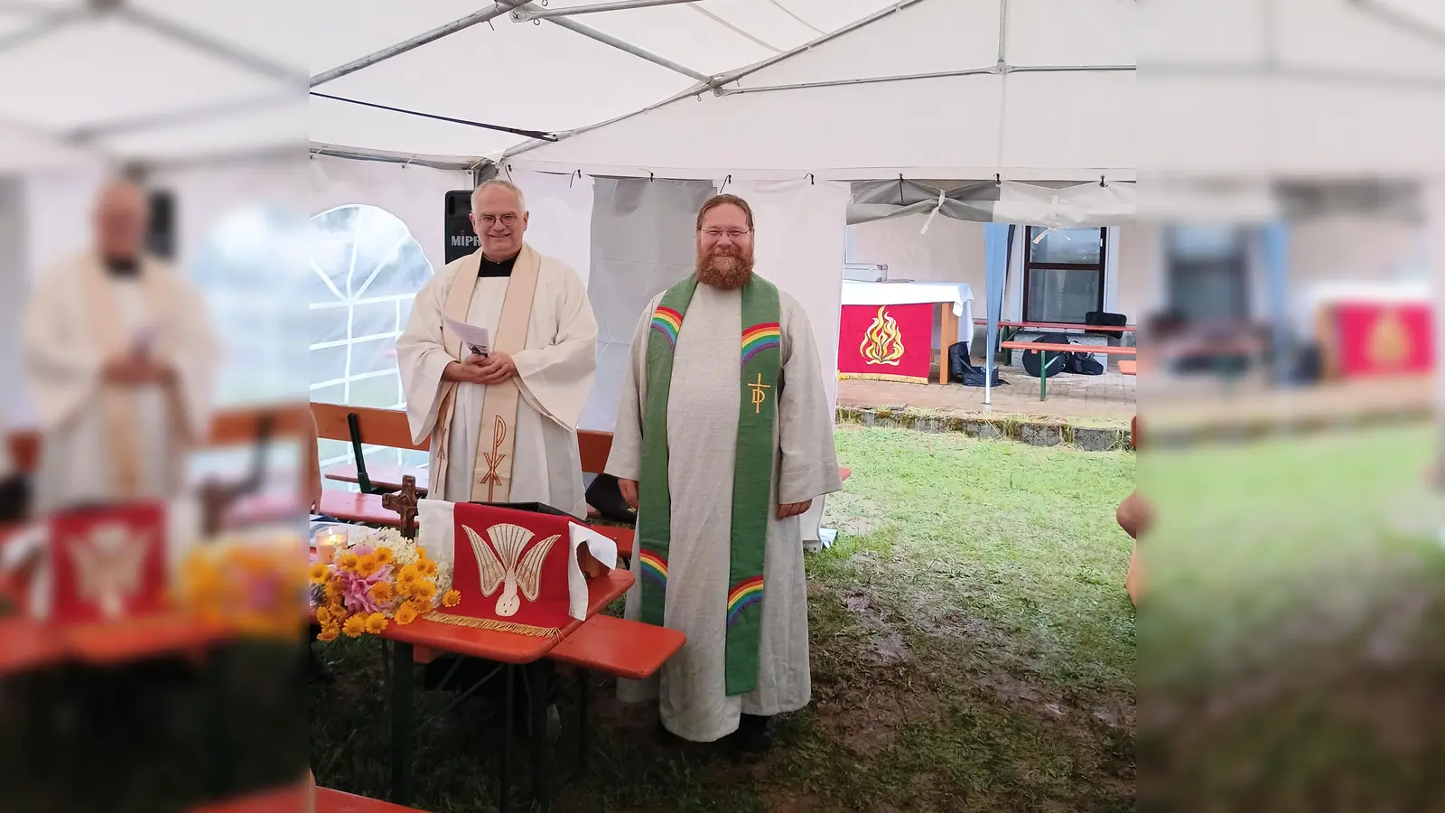 Der Gottesdienst wurde kurzfristig in das Festzelt verlegt. Pfarrer Roland Klein (links), Diakon Bernd Deyerl (rechts). (Bild: Manfred Lindner)