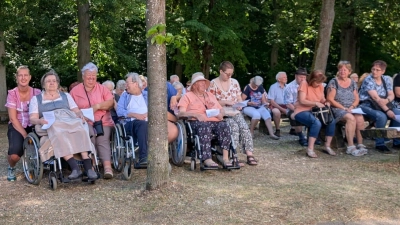Gottesdienstbesuch beim Bergfest (Bild: Sylvia Benjamin)