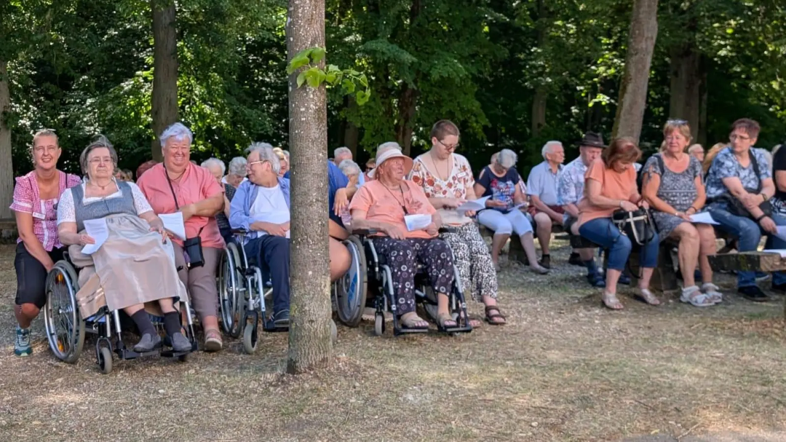 Gottesdienstbesuch beim Bergfest (Bild: Sylvia Benjamin)