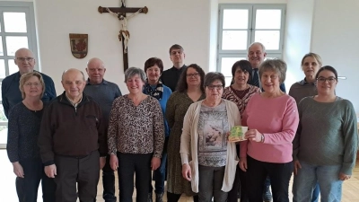 Das Vorstandsteam der KLB bei der Spendenübergabe und den geehrten Mitgliedern. Mit im Bild Pfarrer Oliver Pollinger (hinten Mitte), Bürgermeister Johann Burger (hinten rechts), Sabine Kuran von der Diözesanvorstandschaft (2. Reihe rechts) sowie Renate Brunner vom Seniorenkreis Leonberg (vorne, 2. von rechts). (Bild: Tanja Wettinger)