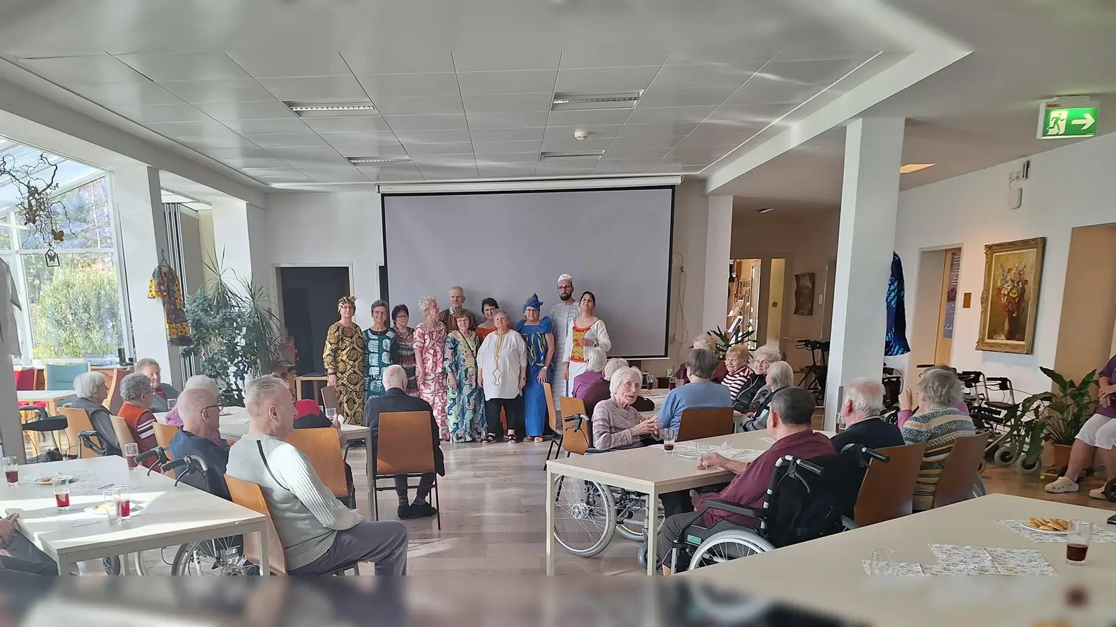 Die Teilnehmenden der Modeschau präsentieren sich zum Abschluss dem Publikum (Bild: Sylvia Benjamin)