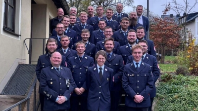 21 Teilnehmer aus zehn Feuerwehren waren in Ebnath beim Maschinistenlehrgang dabei. Bürgermeister Wolfgang Söllner (hi.re.) gratulierte den Teilnehmern.  (Bild: Josef Söllner)