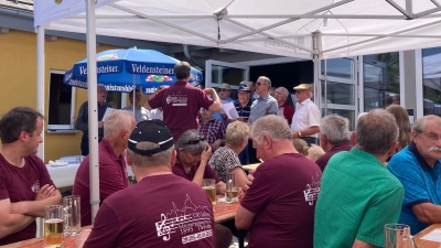  Die Sänger des MGV Leuchtenberg ließen ihre Stimmen erklingen und Holger Scheufler dirigierte sie (Bild: Sieglinde Schärtl)