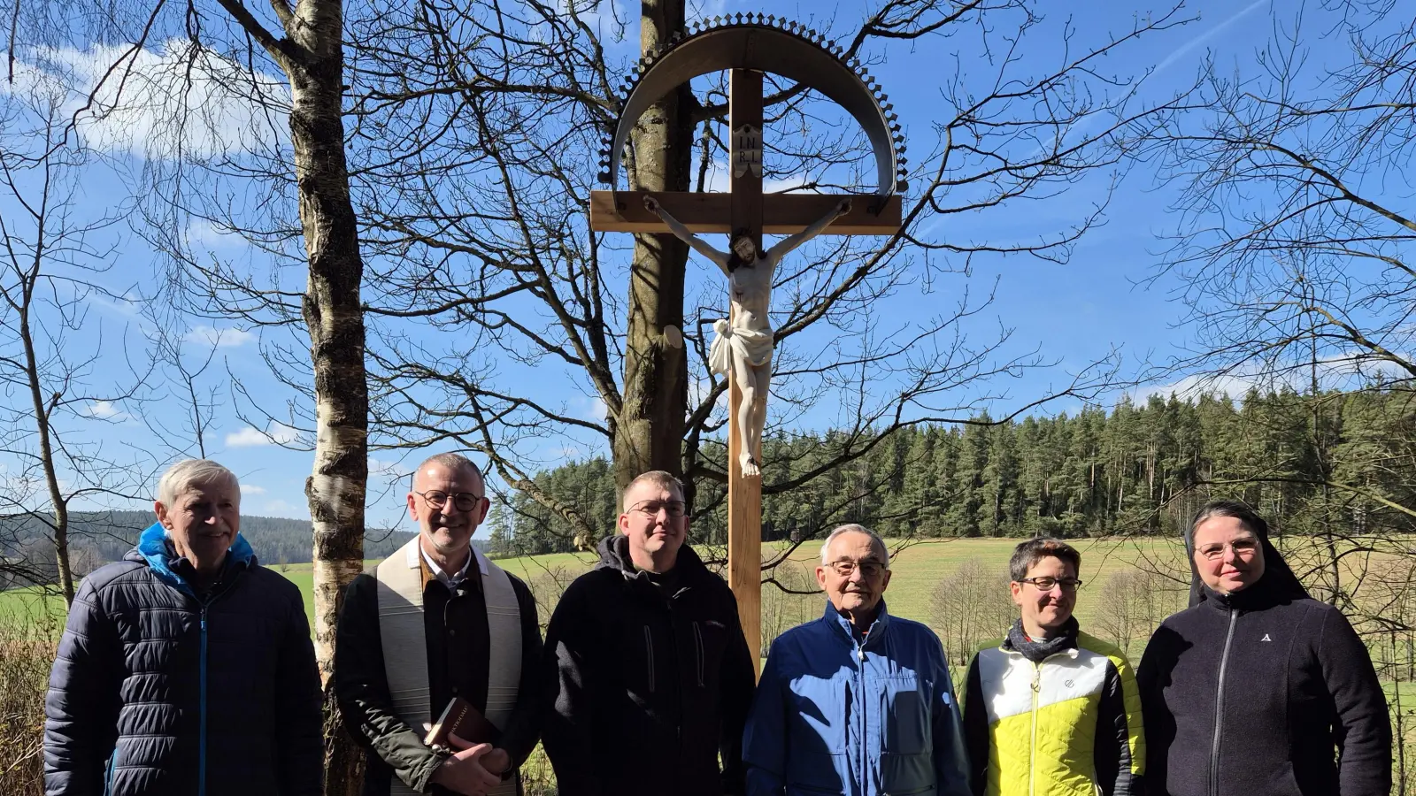 Bei der Segnung des Kamplmacherkreuzes dabei waren (von links): Josef Reindl, Stadtpfarrer Dr. Thomas Vogl, Gerwig-Kreis-Vorsitzender Michael Fortelny, Ehrenvorsitzender Manfred Brunner, stv. Vorsitzende Martina Zanner auch als Repräsentantin der IKom Stiftland und Priorin Schwester Sophia Schlembach von der Zisterzienser-Abtei Waldsassen  (Bild: Hermann Müller)