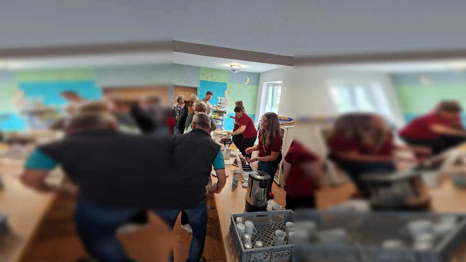 Das Kaffee- und Kuchenbuffett findet sehr großen Anklang. (Bild: Manuela Kellermann)