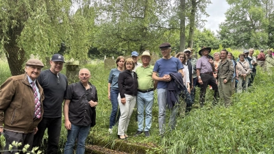 Exkursion mit Dr. Schott begeistert Teilnehmer. (Bild: Fred Lehner)