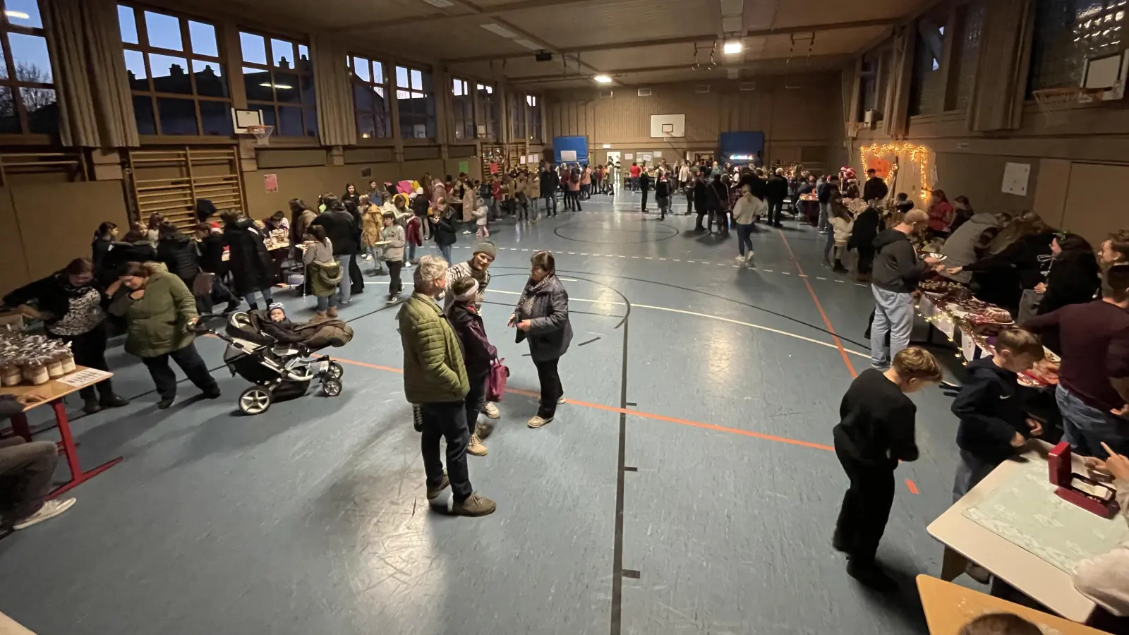 Reges Treiben herrschte auch an den Verkaufsständen in der Sporthalle der Realschule. (Bild: Walter Thurn )