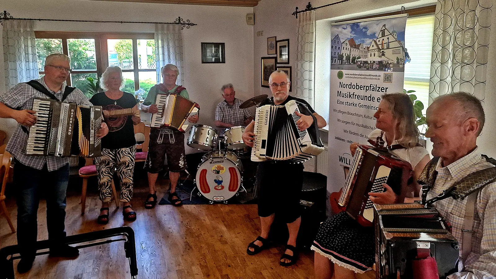 Die Musiker mischten sich immer wieder zu gemeinsamen Liedvorträgen. Unser Bild zeigt von links Wolfgang Butz, Christa Götz, Hans Strobl, Jürgen Spachtholz, Barbara Reichl und Rudi Lottner sowie in der Mitte Rudi Hesl am Schlagzeug.<br> (Bild: Reinhard Kreuzer)